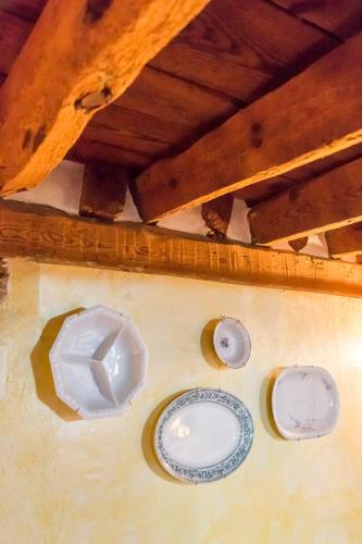a ceiling with three porcelain plates on a wall at Anticca Rural hasta 4 personas in Atauta