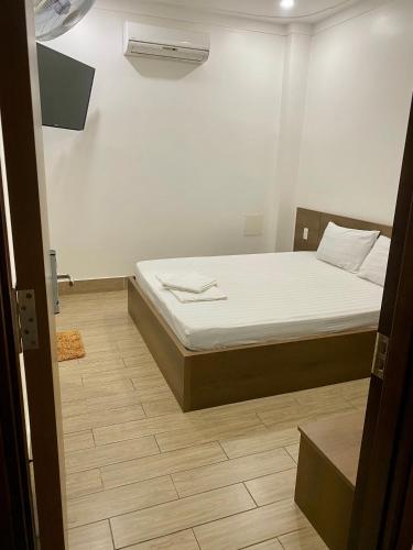 a bedroom with a bed in a room at Khách Sạn Hoa Phượng in Ho Chi Minh City