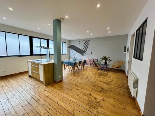 une pièce avec une table et des chaises et une salle à manger dans l'établissement Le Gambetta - Proche du centre-ville et des thermes, à Rochefort