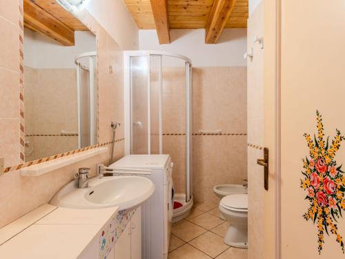 Bilik mandi di Apartment Vento Alpino-4 by Interhome