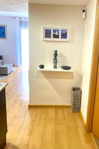 a living room with a table and two plates on a wall at Apartamento céntrico con Parking en Palamos in Palamós