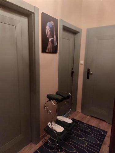 a room with a barber chair and a picture on the wall at Apartament przy ratuszu in Zielona Góra