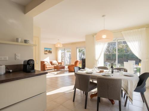 une cuisine et une salle à manger avec une table et des chaises dans l'établissement Holiday Home Villa de la Paix by Interhome, à Clohars-Carnoët
