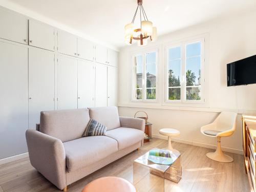 un salon avec un canapé et une table dans l'établissement Apartment Phichris by Interhome, à Hyères