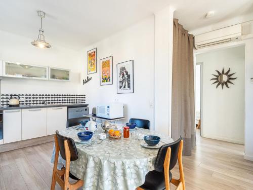 une salle à manger avec une table et une cuisine dans l'établissement Apartment Phichris by Interhome, à Hyères