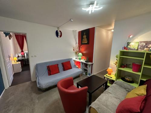 un salon avec un canapé et un lit dans l'établissement Meublé Les Dômes du Parc 12ème, à Clermont-Ferrand