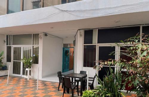 a patio with a table and chairs on a building at Casa Fama in San Andrés