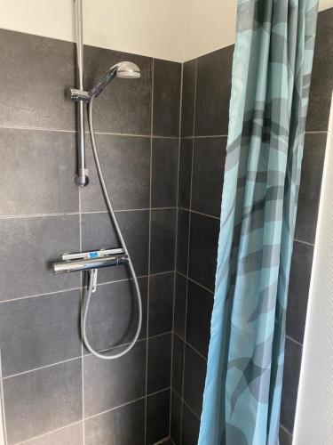 Ένα μπάνιο στο Nymindegab Ridecenter Hytte 5