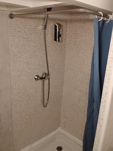 a shower with a shower curtain in a bathroom at Logement en rez-de-chaussée in Aubenas