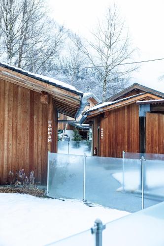 une clôture devant une maison dans la neige dans l'établissement Hôtel Les Aiglons Chamonix, à Chamonix-Mont-Blanc