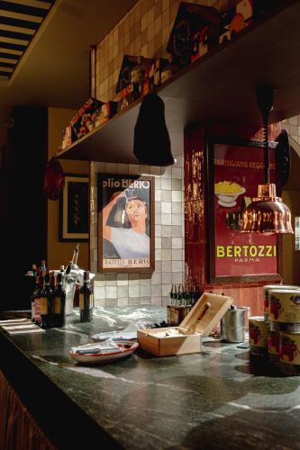 un comptoir dans une cuisine avec un comptoir dans l'établissement Hôtel Les Aiglons Chamonix, à Chamonix-Mont-Blanc