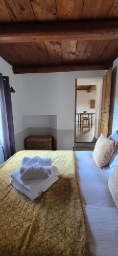 - une chambre avec un lit et un miroir dans l'établissement PROCHE UZES LE COCON DU PEINTRE ANGLAIS, à Sanilhac-et-Sagriès