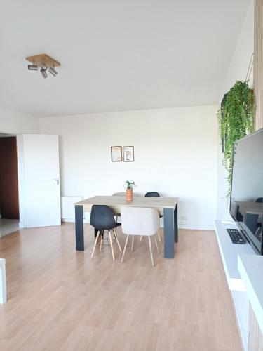 une salle à manger avec une table et deux chaises dans l'établissement T2 avec Wifi et parking - 700m du centre ville, à Dax