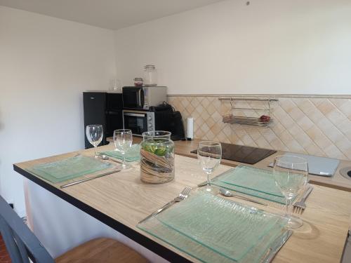 une table avec des verres et des serviettes en dessus dans l'établissement L'Harmonie à 2 pas de la plage - 2 chambres - Terrasse, à Saint-Georges-de-Didonne