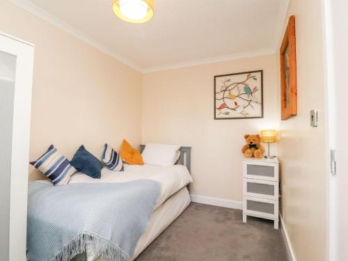 ein Schlafzimmer mit zwei Betten und einem Teddybären in der Unterkunft Arnside House in Carnforth