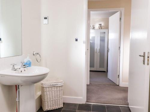 ein Badezimmer mit Waschbecken und Spiegel in der Unterkunft Arnside House in Carnforth