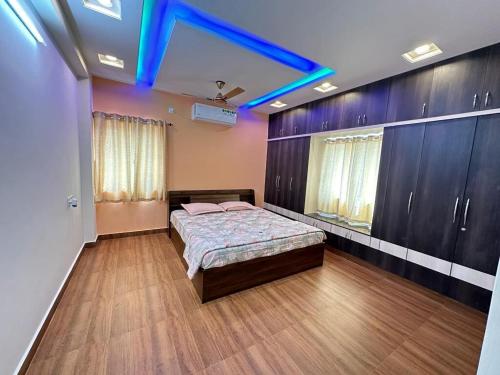 Ένα ή περισσότερα κρεβάτια σε δωμάτιο στο Servostay - Just Launched 3 BHK Near Madhapur With Private Parking