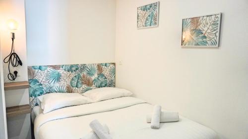 une chambre avec deux lits dans une pièce dans l'établissement Proche Carlton & Croisette, Appartement 202 - Palmazur Vacances, à Cannes