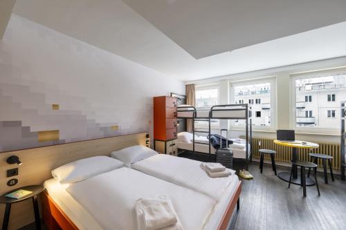 Postel nebo postele na pokoji v ubytování MEININGER Hotel München Zentrum