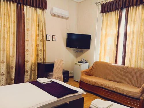 Televisyen dan/atau pusat hiburan di Hotel Marvarid