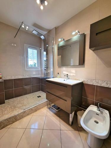une salle de bain avec un lavabo et des toilettes dans l'établissement Villa climatisée avec Piscine - Terrain de Pétanque - Proche plage, à Saint-Cyr-sur-Mer