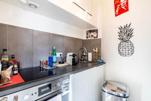 Il comprend une cuisine équipée d'un comptoir et d'un lave-vaisselle. dans l'établissement GuestReady - Elevated Charm near Notre-Dame, à Paris