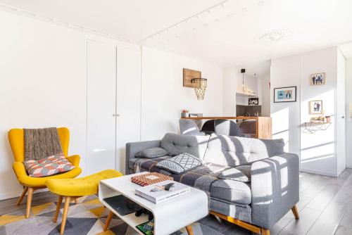 un salon avec un canapé et une table dans l'établissement GuestReady - Elevated Charm near Notre-Dame, à Paris