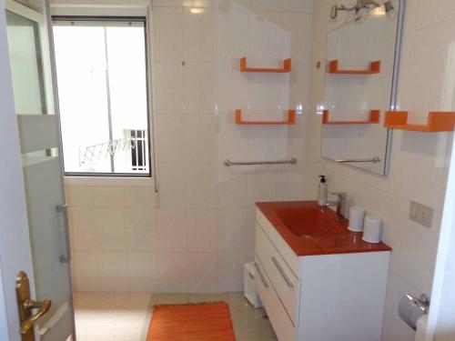 a white bathroom with a sink and a mirror at 1ª línea playa de Silgar en Sanxenxo, a 20 pasos in Sanxenxo