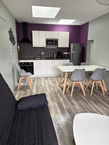 une cuisine et un salon avec une table et des chaises dans l'établissement Appart en front de mer pour famille : Molène, à La Bernerie-en-Retz
