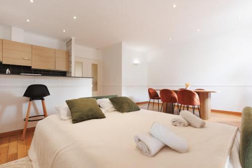 une chambre avec un lit avec des oreillers dessus dans l'établissement L'Azuréa - Centre - Plage - Wifi - Climatisation, à Cannes