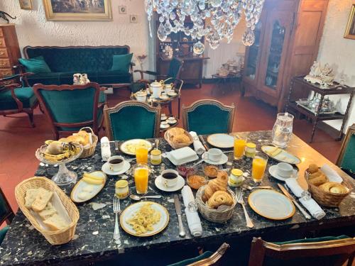 Una mesa con platos de comida encima en Domaine du cheval d’argent, en Saiguède