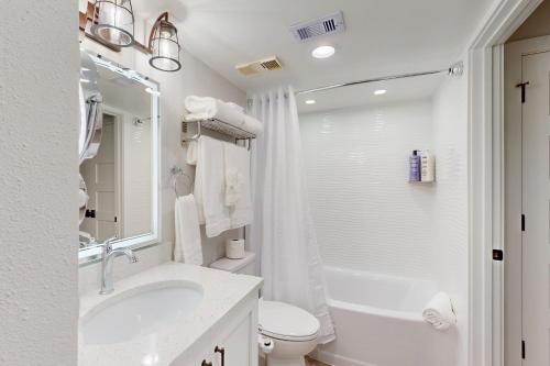 Ένα μπάνιο στο Ocean Trillium Suites 401