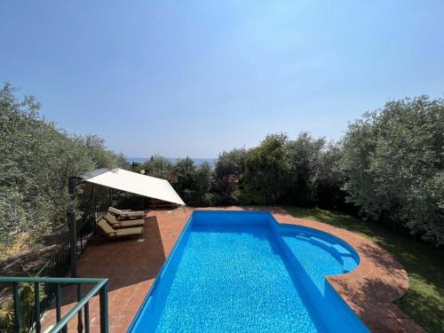 a swimming pool in the backyard of a house at Villa Tellaro 8 Pax by VILLASRETREATS in Tellaro