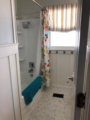 y baño con ducha y cortina de ducha. en Lakefront with Dock on Private Lake Florence near Montverde Academy, en Montverde