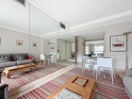 un salon avec un canapé et une table dans l'établissement Intuition - 2 personnes - Le Fragonard, à Cannes