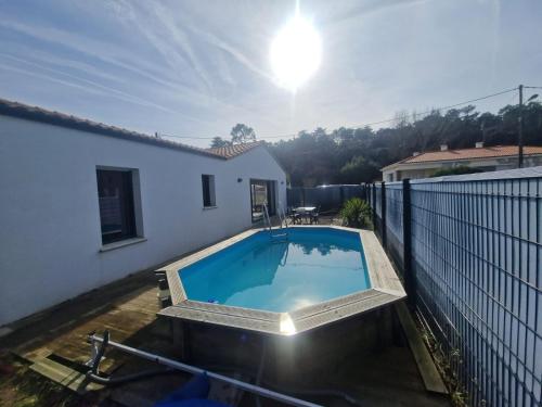 une piscine sur le balcon d'une maison dans l'établissement La Garenne, piscine et pinède, à Saint-Jean-de-Monts