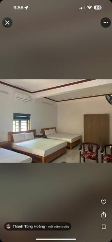 a room with two beds and two chairs at Thuan Son Hotel in Na Lúng