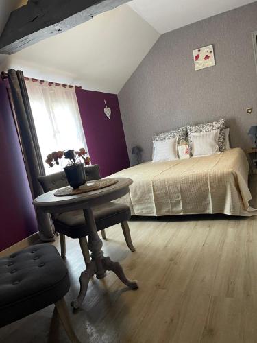 a bedroom with a bed and a table and a chair at Bulle d'évasion in Belleville-sur-Loire
