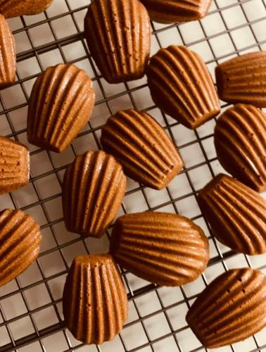 a group of peanut butter cookies on a cooling rack at 南苑莊園 NanYuan Resort Manor in Nanzhuang