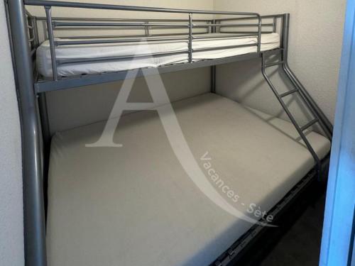 - un lit superposé vide dans une chambre dotée d'une thritisthritisthritisthritisthritisthritisthritisthritisthrite dans l'établissement Studio vue mer avec place de parking, à Sète