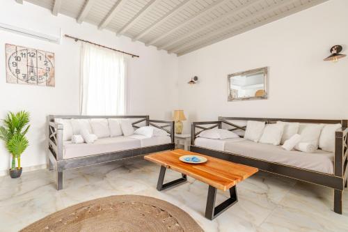 Posedenie v ubytovaní Elenitas beach house in Ornos