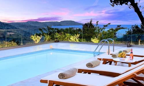 una piscina con vista sull'oceano di Angenehmes Ferienhaus In Argiroupoli Mit Privatem Pool Und Bergblick a Argyroupolis
