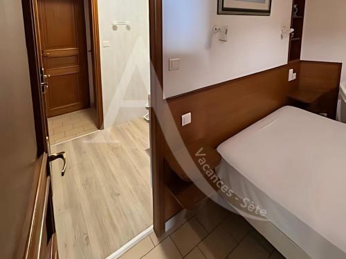 une porte menant à une pièce avec un comptoir et une porte dans l'établissement T2 vue mer avec parking et wifi, à Sète