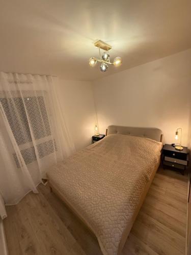 une chambre avec un lit et un ventilateur de plafond dans l'établissement Le cocon d'Anna, à Vannes