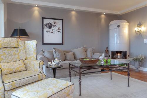 un salon avec un canapé et une table dans l'établissement Ferienwohnung Sönshörn S20 In Munkmarsch, à Munkmarsch