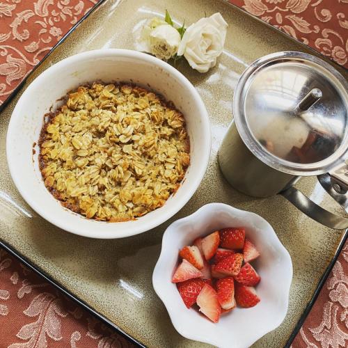 哈里斯堡City House Bed and Breakfast的盘子上放着一碗谷物和一碗草莓