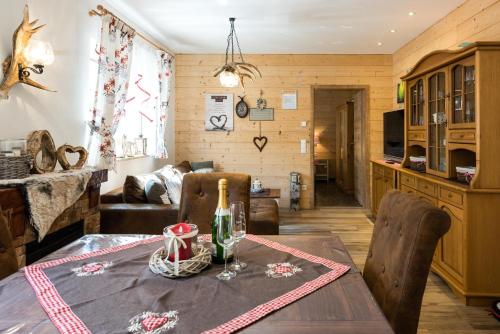 ein Esszimmer mit Tisch und Couch in der Unterkunft 5 Sterne Ferienwohnung Zirbe mit eigener Infrarotsauna und Whirlpoolbadewanne in Arnbruck