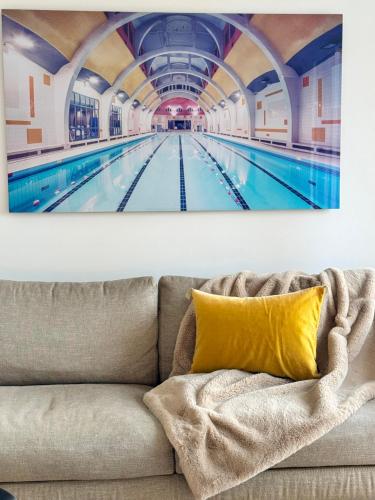une piscine avec vue sur l'eau dans l'établissement L'Aristide, Centre de Rennes avec vue Vilaine, à Rennes