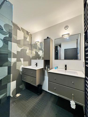 une salle de bain avec un lavabo et un miroir dans l'établissement L'Aristide, Centre de Rennes avec vue Vilaine, à Rennes