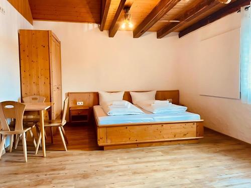 Postel nebo postele na pokoji v ubytování Gästehaus Ludwig